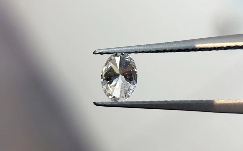 2 carat oval lab grown diamond backside