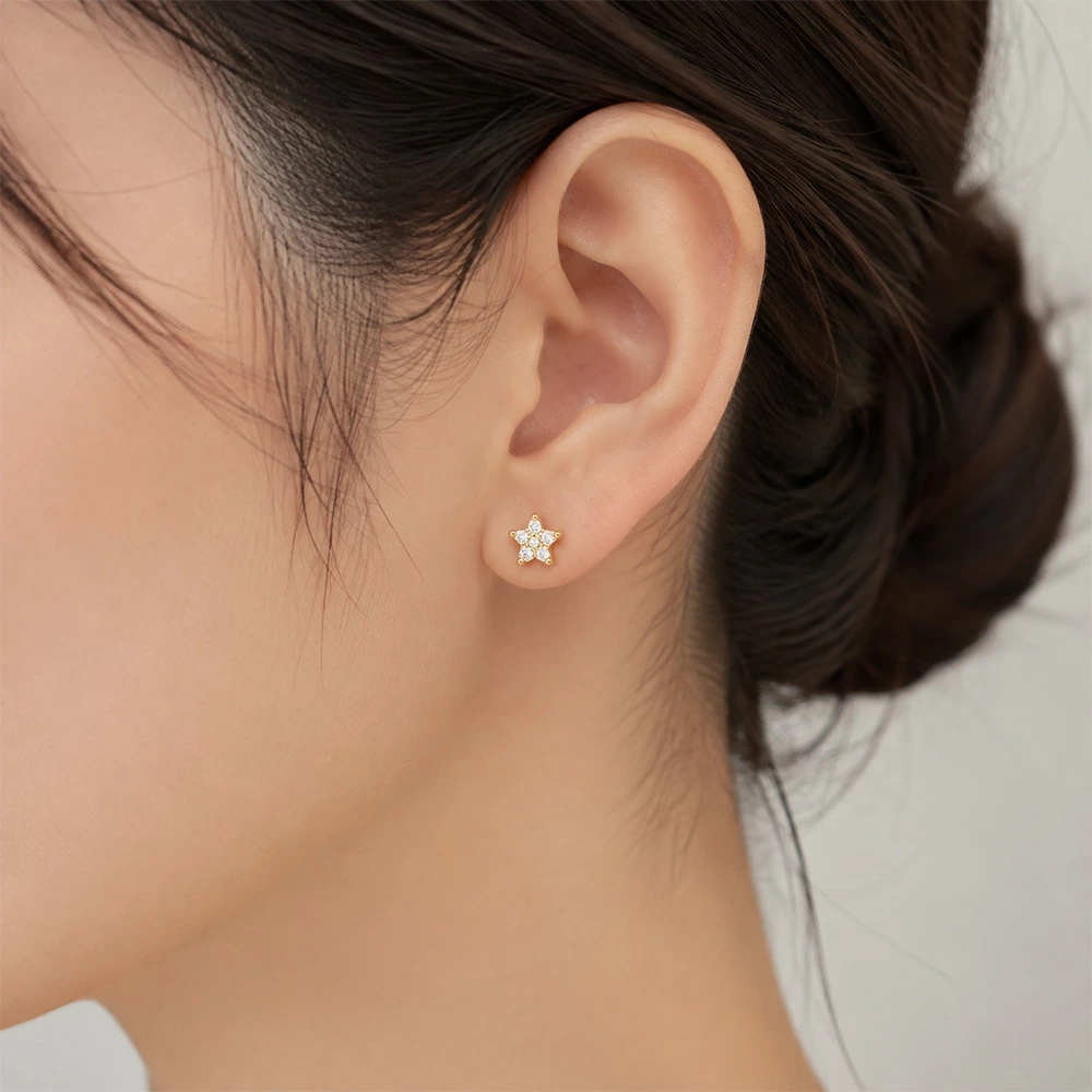 Star bluster stud Earrings wearing effect