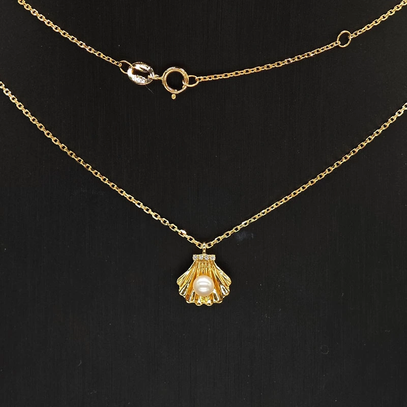 Seashell Pendant Necklace